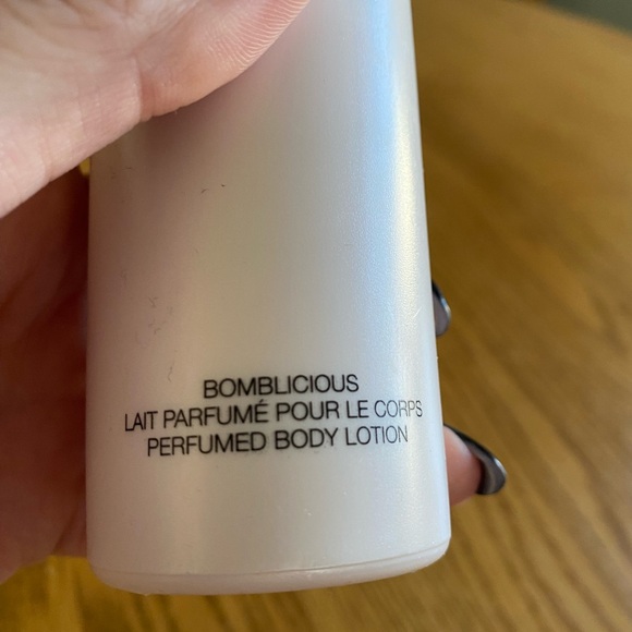 Flowerbomb body lotion - Picture 2 of 2